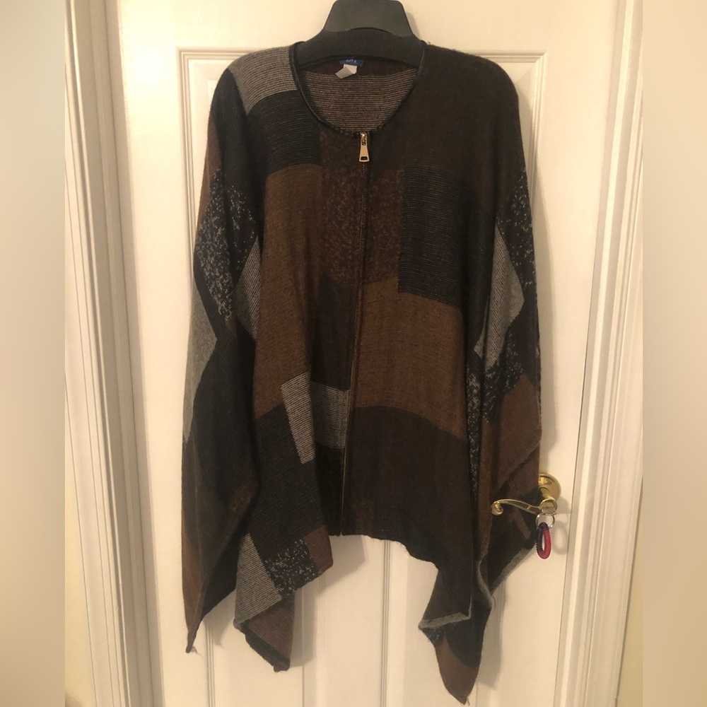 Women’s wrap in black and brown